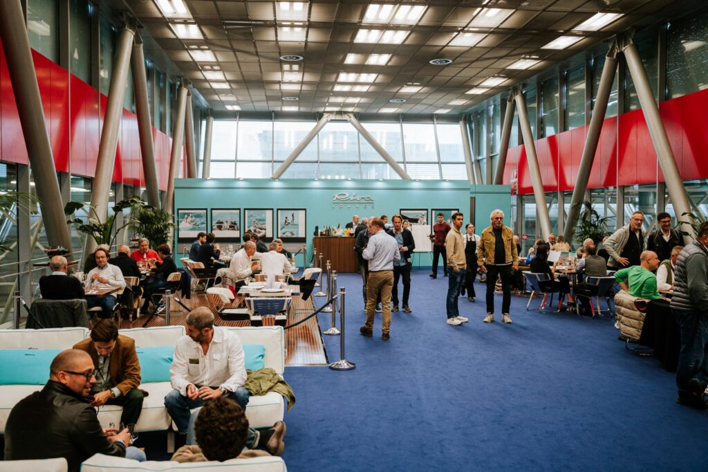 TIME ON SHOW: torna il salotto dell’orologeria a BolognaFiere, all’interno di Auto e Moto d’Epoca 2025 8 3 riva lounge