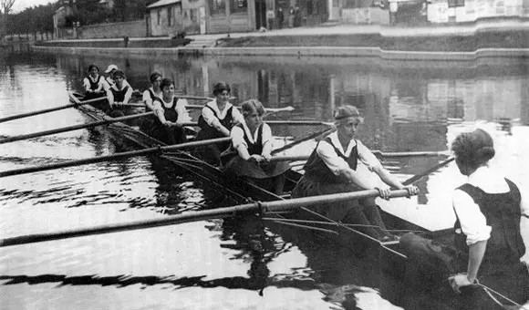 Chanel firma i nuovi trofei della Chanel J12 Boat Race nel centenario della gara femminile 11 17907698379254286871633525569075 1